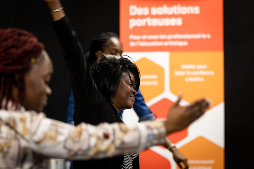 Étudiants en enseignement explorant l'utilisation de l'art dans un contexte d'interdisciplinarité à l'école lors d'un atelier pour bâtir la confiance créative