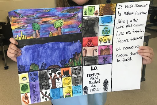Une élève tient dans ses mains une affiche composée d'une mosaïque de dessin et un texte sur la nature effectuée dans un contexte d'art et interdisciplinarité à l'école.