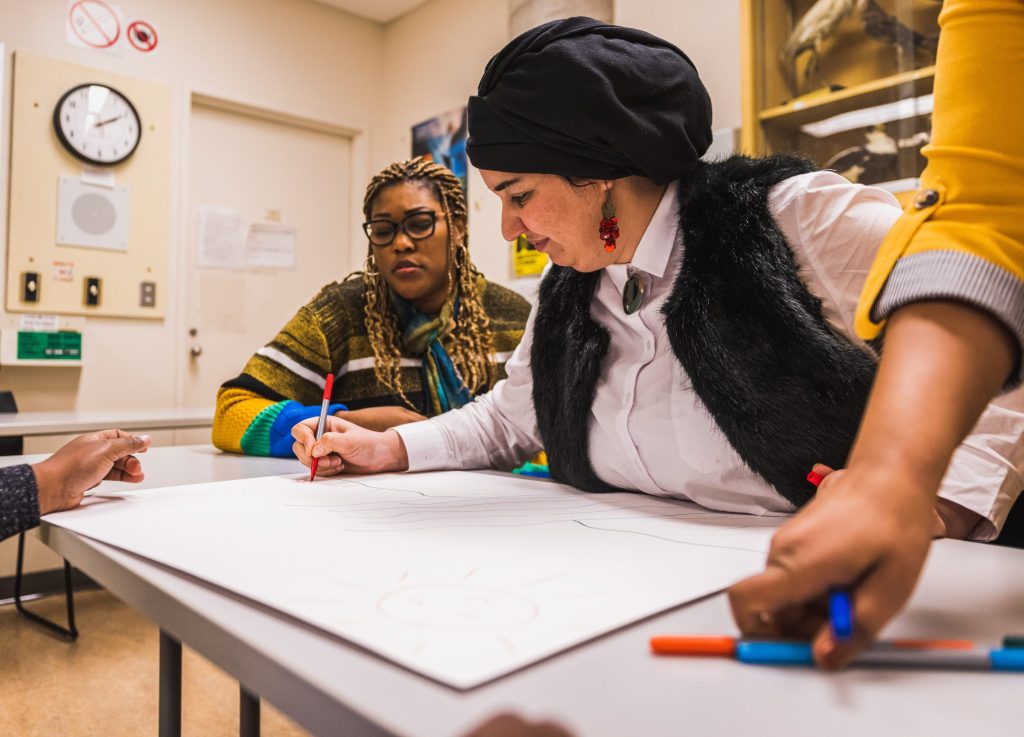 Étudiantes en enseignement explorant l'utilisation de l'art et le dessin dans un contexte d'interdisciplinarité à l'école lors d'un atelier pour bâtir la confiance créative